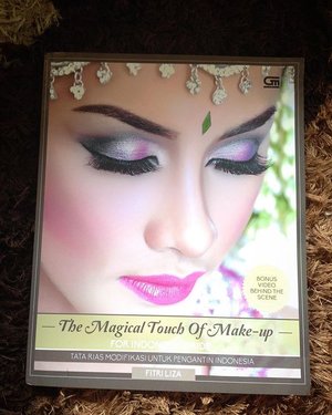 Akhirnya dapat juga buku ini, 😍😍 bagus sekali bukunya mbak @fitriliza semakin memotivasi untuk terus mengasah skill dalam ber makeup, 😍 #clozetteid #beautybloggers #jengkennes #fitriliza #gramedia
