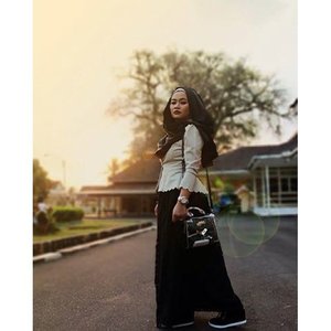 Fallin love with black color😍😍😍😍 #magelang #fashion #black #blackandwhite #monochrome #ootd #fotd #motd #sunshine #flare #flareskirt #follow #followforfollow #clozette #clozetteid #hijab #instafashion #instagood #hijabdaily