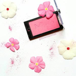 Siapa yang suka warna white and pink?🙋..Powder blush by MUA Makeup Academy shade Marshmallow .Perdana ikutan photo collab @atomcarbonblogger 😆..Ikutan juga yuk girls @meilyameimei @sabiila_y @hazzakyah ...#kbbvphotocollab #kbbvpc4#clozetteid @clozetteid