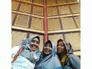 Bayt Al Quran Al Akbar ini menjadi salah satu tempat yang wajib dikunjungi jika sudah berada di Palembang . 
Ayat-ayat Al Quran diukir di atas kayu tembesi dan dikerjakan 14 orang pengrajin yang mahir memahat.

Tinggi Al-Quran raksasa mencapai 15 meter dan lebar delapan meter dengan sususan lima tingkat.

Dari lima lantai itu pula sebanyak 630 lembar ukiran ayat suci Alquran disusun sesuai halaman pada Al Quran.

Pembangunan Bayt Al-Quran Al Akbar dimulai sejak tahun 2002 hingga tahun 2009.

Pembangunannya diprakasai oleh H. Syofwatillah Mohzaib. Ia juga menjelaskan tempat ini bisa disebut museum Al Quran raksasa karena ukuran lembaran ayat-ayat Al Quran yang diukir diatas kayu berukuran 177 x 144 centimeter dengan ketebalan kayu sembilan cm.

Hingga saat ini terus dilakukan perbaikan dari Museum ini untuk memberikan kenyamanan bagi pengunjung. 
Untuk masuk museum ini pengunjung cukup membayar Rp 5ribu . .
.
.
.
.
.

#AlQuranAlAkbar
#BaytAlQuran
#BaytAlQuranAlAkbar
#PesonaSriwijaya
#PesonaIndonesia
#WonderfulSriwijaya
#WonderfulIndonesia
#Palembang
#Qualitytime
#Familytime
#ClozetteID
#Blogger
#Bloggerstyle
#Bloggerlife
#BloggerPerempuan
#BloggerPalembang
#Bloggerswanted