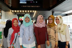 Seru banget nobar film Ayat-Ayat Cinta 2 dengan Azalea 💙 
Alhamdulillah bisa bertemu dengan teman-teman blogger Palembang, sahabat dan saudara disini .

Apalagi bisa menikmati keindahan Edinburgh, Scotlandia di film Ayat-Ayat Cinta 2 dan mendapatkan banyak pelajaran berharga di film ini tentang Islam dan citra Islam .

Thank you @azaleabeautyhijab for having me 😘 .
.
.
.
.
.
#TheRealHijabHairCare
#AzaleaBeautyHijab
#NobarWithAzalea
#NobarAzaleaPalembang
#Clozetteid
#Blogger
#Bloggers
#BloggersPalembang 
#BloggerPerempuan 
#Bloggerswanted 
#BeautyBlogger 
#PalembangBeautyBlogger