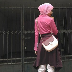 I have no wings but you know a lady can conquer the world with a perfect bag. 👏 #ClozetteID #BeautyandFashion #asos #saddlebag #ootd #hijab #hijabootdindo #fashion #pink #maroon #personalstyle