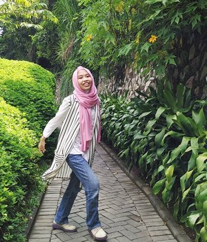 Aha I'm worth it👯💁💃 ...#ClozetteID #OOTD #Hijab #Casual #Zaloraid #zahrasignature #travellingwithhijab #hijabi #hijabootdindo #vscofashion #ootdindo #ootdasean #lookbookindonesia #lookbooknu #lookbookers #pink #bandung #floatingmarket #indonesian_blogger #indonesianhijabi #Holiday #shortgetaway