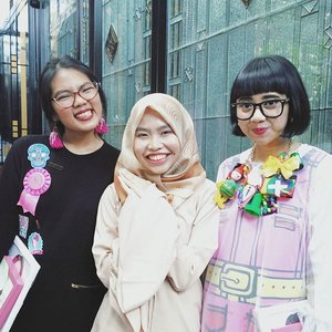 Penyesalan memang selalu datang terlambat. I'm so sorry for myself for not being able giving these beautiful souls gifts😭 
They deserve much more love, because they are spreading love around the world💗 
So, biar nggak nyesel-nyesel amat, I decided to help them spreading the love and positive vibe of life through my article. The link is on my bio! 💙💚💛💜❤ #clozetteid #88lovelifesoiree #88lovelifexemina