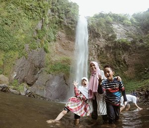 Gak ada pelangi yang mudah didapat, termasuk pelangi di Curug Cimahi. Butuh 587 tangga! Liat videonya di link bio-ku😗 ....#ClozetteID #Holiday #StylishHoliday #GroupOOTD #CurugCimahi #RainbowWaterfall #Waterfall #💧 #bandungcoret #explorebandung #liburan #liburangakmacet #hore #bebasmacet #cisarua #cimahi #familytime #newvideo #indonesianyoutubers