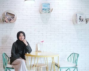 Clueless about what happens next? 
We all are. But it's just the beauty of life. ✨

#Clozetteid #beautyandfashion #cutecafe #explorebandung #hijab #casual #hijabstyle #hijabblogger #hijabistyle #inspo