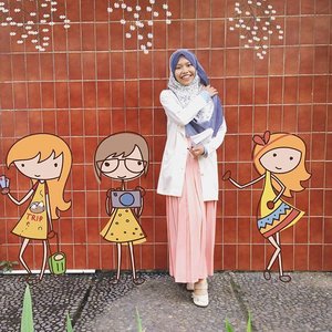 Me and my mood today even if there are hundreds of tasks' words waiting to be written.. 🔥 still want to dance💃 #ClozetteID #OOTD #COTW #Kyeoptalook #shasoutfit #hijab #personalstyle #colorful #hijabootdindo #hijabiootd #ootdindo #hotd #lookbook #lookbookindonesia
