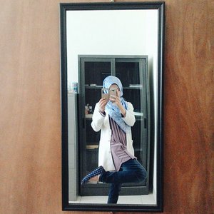 Body twisting in case you can't see my shoes😂😜 #ClozetteID #OOTD #HijabCasual