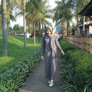 Stripe and stripe, because I can 😙 Had a nice afternoon, walking from home to the area around the biggest sundial. Didn't get to the sundial (that yellow-blue building behind me!) but having some quality and relaxing time around the park makes me soooo happy 👌 #shasoutfit #ClozetteID #clozettexairasia #klfwrtw2016 #hijabootdindo #explorepadalarang #ootd #hijab #casual