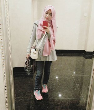 "Dive in." - Cat Grant (Supergirl, 2015)
.
.
.
.
#clozetteid #shasoutfit #hijab #casual #hijabioutfit