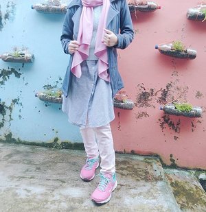Dear another layer, Don't let me catch a cold. 😚 #clozetteid #shasoutfit #ootd #layer #layers #hijab #themodestymovement #hijabioutfit #hijabiootd #blue #pink
