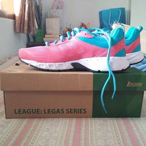 Akhirnya punya sepatu olahraga! Aku langsung pilih ini soalnya warnanya lucu banget😂.
Read new post about: Cewek itu Sukanya yang Lucu! On my blog www.safiranys.blogspot.co.id 😘 
#ClozetteID #shoes #pink #blue #sportshoes