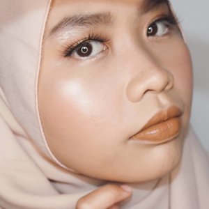 It's not this flawless in real life 🤪Face: ▶️#Maybelline Fit Me Matte and Poreless in 128 Warm Nude▶️L'Oreal True Match Concealer in N3 ▶️Make Over Multifix Matte Blusher in 04 Peach Flash▶️Marcks Venus Two Way Cake in 01 Translucent▶️#ESQAxBCL Her Everyday Palette (Blush and Contour) ▶️ #Makeoverid Riche Glow Highlighter Eyes and Brows: ▶️@makeoverid Brow Definition Kit ▶️#BeautyCreationsElsa Palette▶️Make Over Hyperstay Liner ▶️#Artisanpro Eyelashes ▶️#NYX Jumbo Eye Pencil in Milk Lips: ▶️@getthelookid Infalible Pro Matte Liquid Lipstick in 860 Ginger Bomb#clozetteid #beautyandfashion #undiscovered_mua #tribepost #bbloggers #tipscantik #hasilmakeup #belajarmakeup #makeuplook #hijabimakeup #kbbvmember #beautiesquad #fallmakeup #brownmakeup
