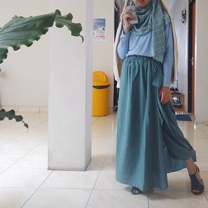 I have this resting biatch face and that is an advantage. I can keep it resting so you have no idea in which way my heart blooms when you smile at me. And when our eyes meet. Coincidentally. 👀 #clozetteid #ootd #hijabootd #hijabi #iwearup #weloveup #shasoutfit