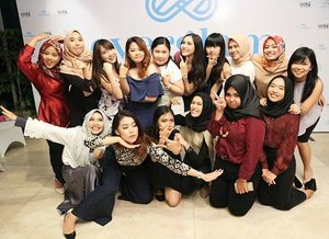 Weekend is time to embrace the crazy, they say. So bare with us @bandungbeautyblogger! 😝 
Thank you @everglam.id for having us 💖 
#Clozetteid #bblogger #beautyblogger #bandungbeautyblogger #squad