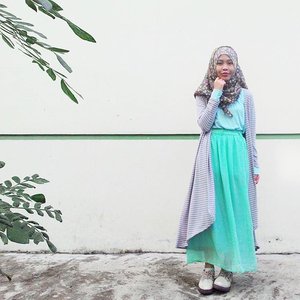 Even if it's raining and dark gray outside, doesn't mean that the blue sky and sunsine is gone. It's only hiding for a while🍃 #ClozetteID #COTW #PopofColor #Hijab #OOTD