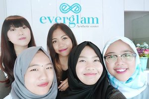 With my @bandungbeautyblogger squad at the grand opening of @everglam.id! 🎉 
Gonna write it on my blog soon 😊 
#EverglamBandung #GrandOpening #Clozetteid #aesthetic