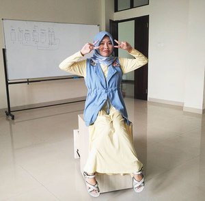 And it's another day of sun🌻 #Clozetteid #shasoutfit #ootd #hijab #casual #hijabiootd #yellow #blue