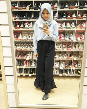 Payless: place where most people take their first #OOTD photo. #shasoutfit #clozetteid #starclozetter #hijab