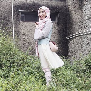 Even without your story, I can be my own fairy 🤗 Besok! #SpreadingOutfits special Valentine. Tunggu lengkapnya yaa 😉 #clozetteid #shasoutfit #hijab #casual #asos #layers #vest #myoutfit #pastel #valday