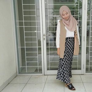 When you just don't know what to do or how to motivate yourself, keep in mind that you have full control of your mind and your body. 💞 Focus on facing the problems, just don't worry them. Get over it! ✨ New post on my blog: Fokus. #clozetteid #hijab #fashion #casual #brown #blackandwhite #shotisticxme #hijabootdindo #ootd #hijabiootd #wiwt #lookbook #lookbokers #lookbookindonesia #shasoutfit
