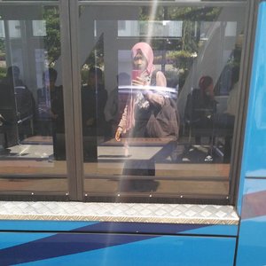 You know, #mirrorfie is somewhat mainstream and I am trying new thing: bus-window-fie!😂 If other people see bus as what it is; a transportation.. I, I see bus as therapy. I feel so excited and comfortable and my mood just escalated quickly just by taking bus(es)✨ #ClozetteId #outfit #hijab #casual #ootd #shagoingplaces #naikbusbiarngakmacet #NuhunKangEmil