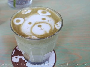Say hello to this little bear! 😆 
Latte art-nya gemesin banget ya. Tempatnya juga ga kalah gemesin, baca review @threebearscafe di blogku ya, link di bio! 😍 
#clozetteid #lifestyle #shatastedthis #greentealatte #latteart