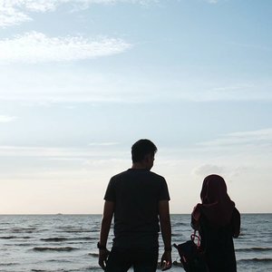 Everywhere feels like home when I'm with you. 👌 *Ini bukan safira. Safira cuma tukang poto🙁 
#clozetteid #travel #shagoingplaces #beach #pantai #AmazingThailand #explorethai #explorepattani #couple