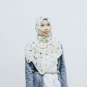 I love @tasyafadilla 's printed scarf. I'll consider to buy one since it's effective to take my (not-so-)plain outfit to the next level😜 (Hey it's normal to exchange clothes and scarf with family [and friends, for dorm-students] right? 😂) #ClozetteID #COTW #PrintsForTheFearless