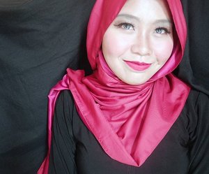 Feelin much like @melissabenoist from @supergirlcw in this photo. Because of the: smile, blush, eyes. Perhaps, soon the heart.💖 #Clozetteid #makeup #hijabmakeup #makeupinspo #beautyandfashion