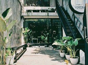 Kroma. Sebuah kafe kecil, mungil, dan hijau yang dari luar terlihat seperti rumah... #clozetteid #caffe #kroma