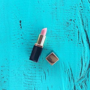 On my lips today:
@esteelauder Pure Color Envy Lipstick/Rouge 120 DESIRABLE

#maquillage #makeup #flatlay #fdbeauty #clozetteid #altercouturebeauty #lipstick