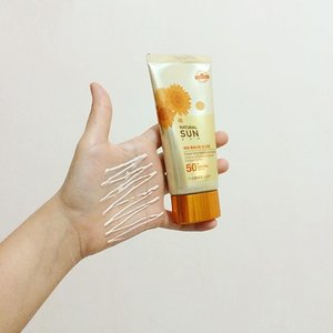 How to use the sunscreen!Spread all over the palm and press gently on your face.#clozetteid #fdbeauty #skincare