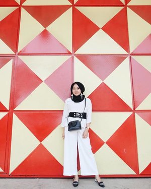 I'm wearing white for this holy month 🙏🏻
#ootd #vscocam #vsco #clozetteid #hijabfashion