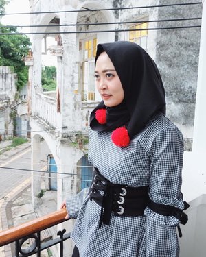 Wearing pompom hijab from @nuhi_official , bahannya enak banget super recommended, dan modelnya lucu banget 😍available in many colours ❤️#vsco #vscocam #clozetteid #ootd #hijabootd