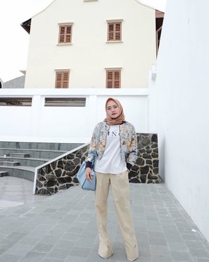 Always love wearing palazzo pants and never get bored with them. Who's with me? #vsco #vscocam #clozetteid #ootd #hijabootd