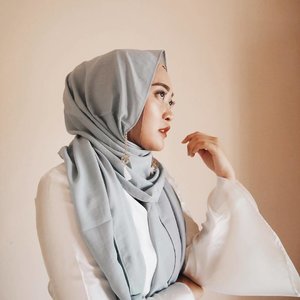 I'm wearing hijab pashmina from @gussgene.shop , love the colour and it is easy to wear. Go check them before it sold out. Thankyou @jusigussuthaw 😘😘😘
#hijabootd #clozetteid