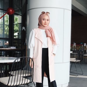After wearing hijab, I always love wearing layers, especially outer. This one is from @lilachlabel , super love and available in another colour 😘#vsco #vscocam #clozetteid #ootd #hijabstyle #hijabootd