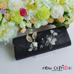 Simply Black
Black clutch with full beaded lace, satin flowers, crystals and brooches
Real Picture
#ootd #clozetteid #newcr8tion #taspesta #silver #fashion #handmade #hijabstyle #kondangan #pesta #indonesiacraft #oem #aksesoris #accessory