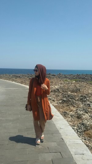 Never bored to enjoy this place. Fresh air, sound of wave and beautiful corals.
Walking alone with myhijab.
#POTD