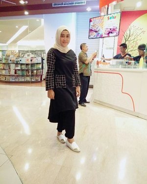 Monday's mood 💋Tops and jogger pants from @rjbyroswitha @roswithajassin Shawl by @raia_id Shoes by @dncshoes_bdg#stylediary #ootdindo #styleblogger #monday #clozetteid #clozettehijab #hijabootdindo #hijabstyleindonesia