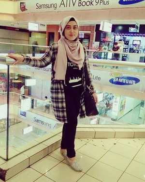 Ignore my 'ga nyantai' face ✌😁 #throwbacktuesday #ootd #hijabootdindo #clozettehijab #clozetteid #stylediary #andiyanipics #monochrome #fashiondiaries #monochromestyle #loveyourself #hijabstyleindonesia #fashionhijab