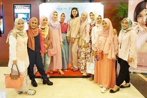 From #pixyasianbeautytrip #dreampixy event with @pixycosmetics Brand Ambassador - Mikha Tambayong and #hijabsquad @ihblogger 🤗😍 #clozetteid #hijabi #lifestyleblogger #beautyinfluencer #indonesianhijabblogger #andiyaniachmad #stylediary