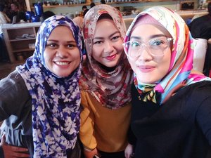 They said, beauty attracts the eye but personality captures the heart, and it's true. I know it since I met these two gorgeous lady @atisatyaarifin and @wawaraji 😍 I am in love with their personality and amazed with their sincere heart. *salimin atu-atu 😚* #bloggercrony #socialmediamom #mommyblogger #clozetteid #oppof3 #quoteoftheday #friendship
