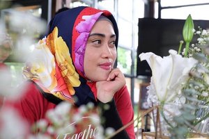 Candid (or pretend to be candid) picture taken by the one and only @lisna_dwi. Check out hashtag #LisnaMotret for more her awesome works ❤#clozetteid #photoshoot #portraitphotography #hijabstyle #hijabfashion