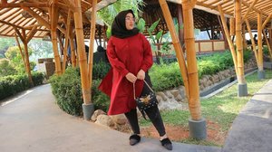 Main-main ke offline store-nya @berrybenka di Pondok Indah Mall membuahkan outfit yang aku pake di foto ini. Yes! Atasan, tas & mules-nya dari #berrybenkastore semua lho 😍 gemaaass ya koleksi-koleksinya. Thank you @clozetteid buat undangannya 💞#Clozetteid #MeAndBerrybenka #ootdfashion #ootd #wiwt #fashiongram #red #hijabinspiration #hijabstyle