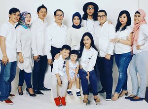 Keluarga besar Capt. Zainal Abidin Achmad 😍😘 #clozetteid #familyportrait #familyphotography