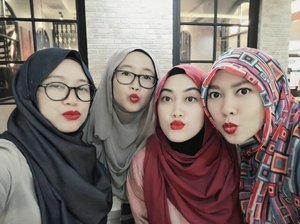 #redlips squad 💋💋💋💋 #bloggerstyle #lifestyleblogger #friendship #stylediary #andiyanipics #clozetteid #bloggermeetup #ihblogger