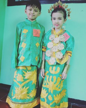 Darell & Nada memakai baju adat daerah Sulawesi Selatan 
#clozetteid #darelladhibrata #kidsootd #kidsoutfit #kidsofinstagram #kidsjamannow👌 #sumpahpemuda #bajudaerahanak #sulawesiselatan #indonesiajuara #socialmediamom