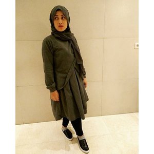 #ootd Tops by @ohsostylish_store Dity shawl by @rashawl Slip on by @stradivarius #hijab #stylediary #fashion #style #dityrashawl #socialmedia #socialmediaqueen #hijabfashion #officelook #bloggers #andiyanipics #clozetteid #lookbook